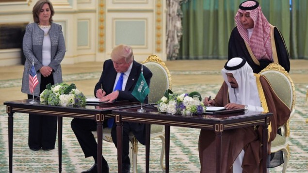 Tổng thống Mỹ Donald Trump (trái) và Quốc vương Saudi Arabia Salman bin Abdulaziz trong lễ ký tại Cung điện Hoàng gia Saudi ở Riyadh. Ảnh: AFP