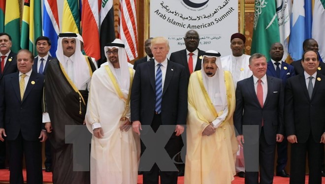Tổng thống Mỹ Donald Trump (giữa), Quốc vương Saudi Arabia Salman Bin Abdul Aziz (thứ 3, phải), Quốc vương Jordan Abdullah II (thứ 2, phải) và Tổng thống Ai Cập Abdel Fattah al-Sisi (phải) chụp ảnh chung tại hội nghị ở Riyadh ngày 21/5. (Nguồn: AFP/TTXVN)