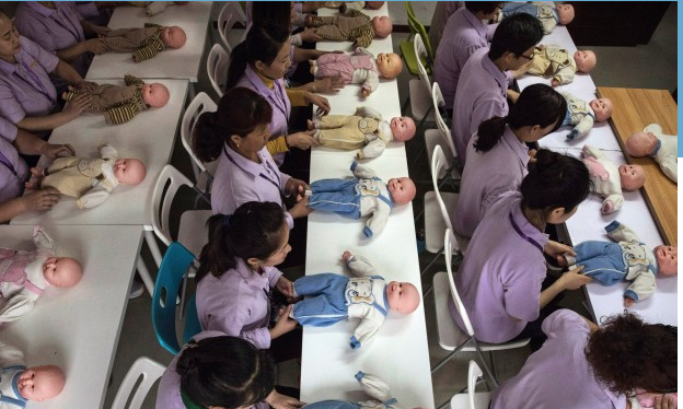 Phụ nữ Trung Quốc tham gia lớp học dạy chăm sóc trẻ sơ sinh tại Bắc Kinh (ảnh Getty Image)