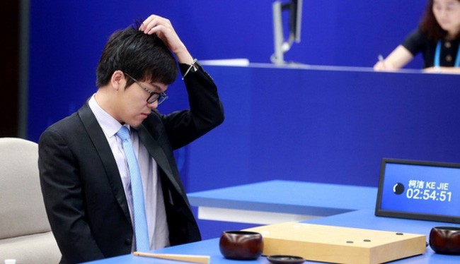 Kỳ thủ Kha Khiết thất bại trước AlphaGo. (Ảnh: IBTimes)