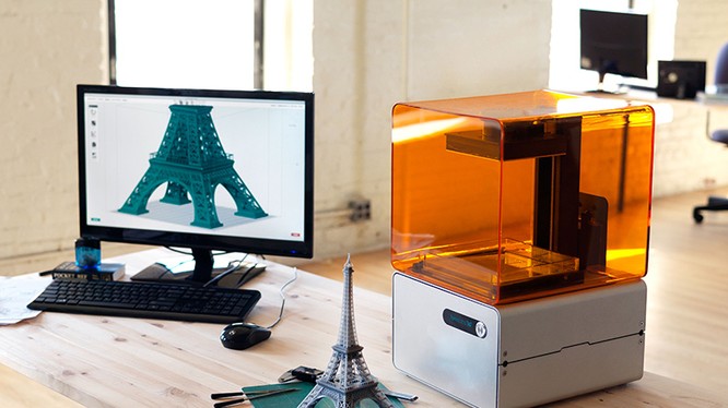 Máy in 3D với sản phẩm là tháp Eiffel. Ảnh: Maker Master
