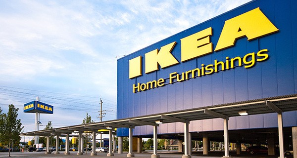 Các cửa hàng của IKEA thường rất lớn vì thế luôn tọa lạc tại các vùng ngoại ô.