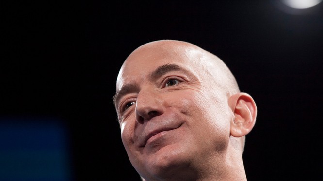 Jeff Bezos - CEO Amazon vừa giành được danh hiệu người giàu nhất thế giới từ tay Bill Gates