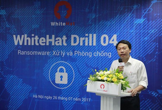 Ông Nguyễn Huy Dũng, Phó Cục trưởng Cục An toàn thông tin phát biểu khai mạc chương trình diễn tập an ninh mạng WhiteHat Drill 04 về phòng chống mã độc tống tiền diễn ra trong 5 ngày, từ 26/7 đến 30/7/2017.