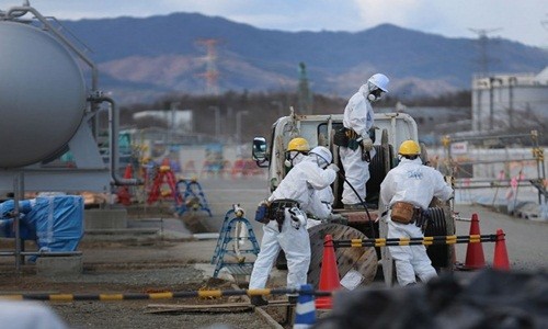 Các công nhân đang khắc phục sự cố tại nhà máy điện hạt nhân Fukushima. Ảnh: Christopher Furlong.