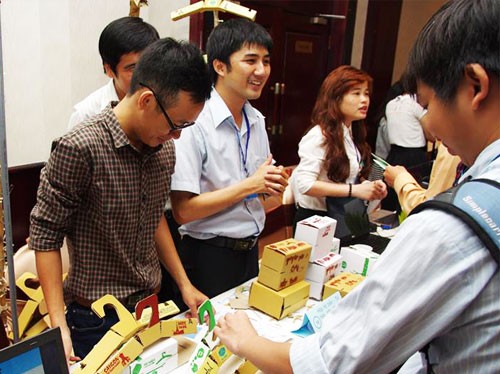 Anh Đỗ Hữu Tân (giữa) đang giới thiệu sản phẩm của mình với khách hàng. (Ảnh: Magix)