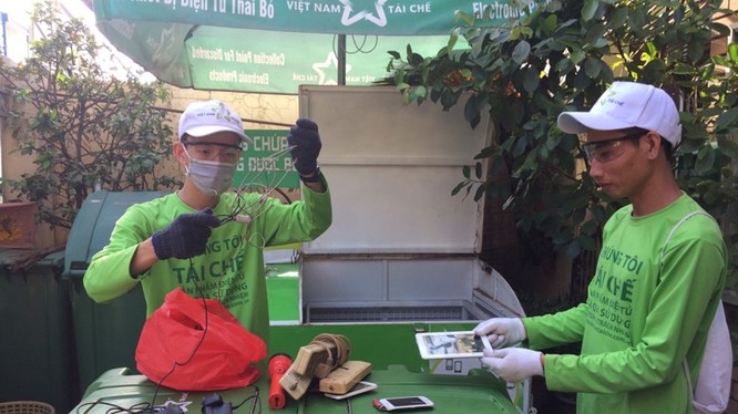 Các tình nguyện viên của Việt Nam Tái Chế đang phân loại rác thải điện tử.