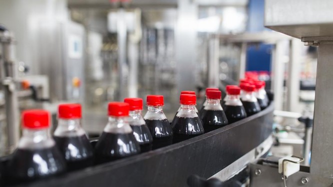 Dây chuyền sản xuất Coca Cola. Ảnh Shutterstock