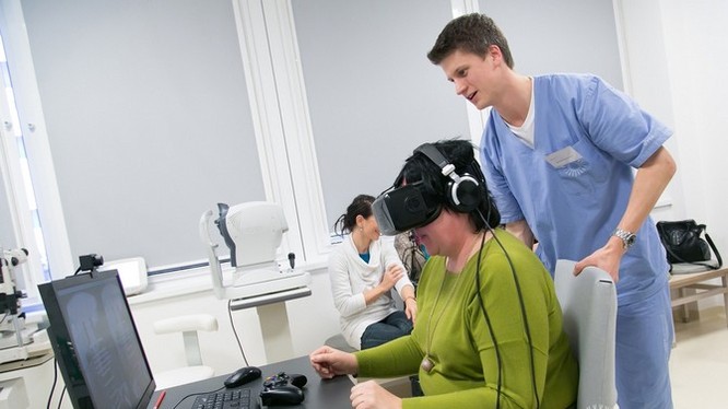 Bác sĩ đang điều trị bằng kính thực tế ảo
