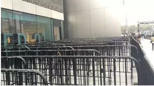 Hàng rào cho người tới xếp hàng mua iPhone 8 được chuẩn bị hoành tráng rồi dọn đi vội vàng.