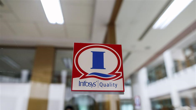 Logo của công ty Infosys được dán trên cửa sổ tại Trung tâm Đào tạo Toàn cầu. Ảnh: Bloomberg