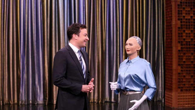 Robot Sophia cùng MC Jimmy Fallon trong chương trình "Showbotics Tonight" phát 25/4/2017. Ảnh Andrew Lipovsky/NBC 