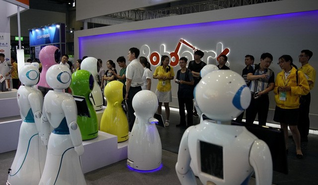 Các robot được trưng bày tại triển lãm robot quốc tế ở thành phố Thượng Hải, Trung Quốc vào ngày 5-7-2017 - Ảnh: REUTERS