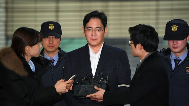 Ông Lee - người thừa kế tập đoàn Samsung bị bắt hồi tháng 2 vừa qua bởi những cáo buộc liên quan tới hối lộ