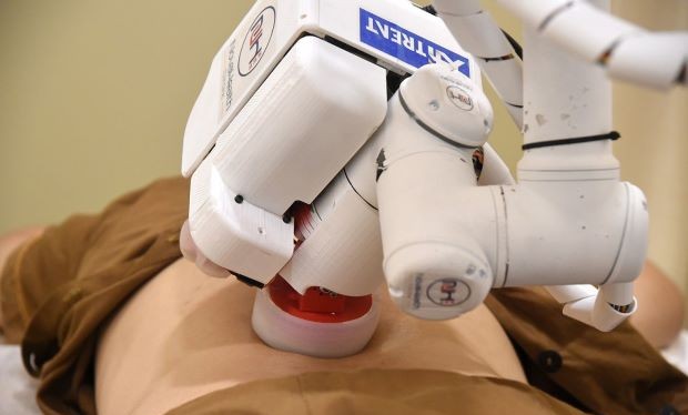 Robot - nhân viên mát xa - đang thực hiện xoa bóp cho bệnh nhân tại bệnh viện. Ảnh AFP Relaxnews