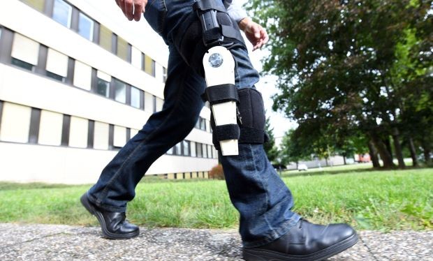 Pylatiuk, một nghiên cứu viên ở Viện Công nghệ Karlsruhe (KIT), gắn một thiết bị nhỏ vào chân phải như là một phần của thí nghiệm xem có thể tạo ra điện từ việc đi bộ hay không. Ảnh dpa. 