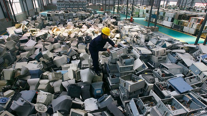 Sắp xếp máy tính bỏ đi ở một nhà máy tái chế rác thải điện tử mới mở ở Vũ Hán, Trung Quốc. Ảnh: Reuters
