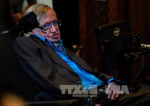 Nhà khoa học Stephen Hawking trong một cuộc họp báo ở thủ đô London, Anh. Ảnh: AFP/TTXVN