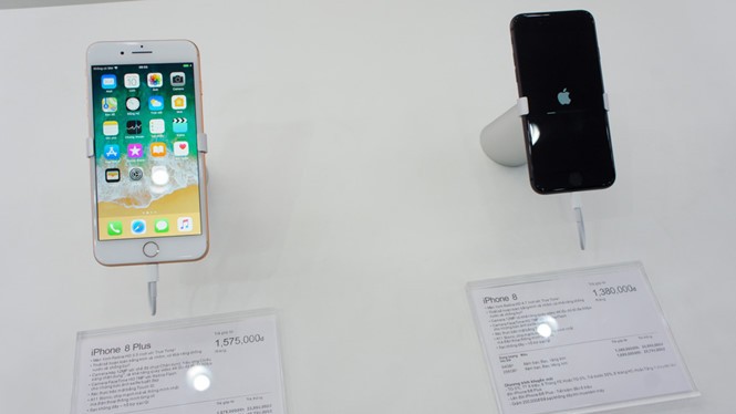 iPhone 8/8 PLus chính hãng đã được bán tại Việt Nam. ẢNH: T.LUÂN