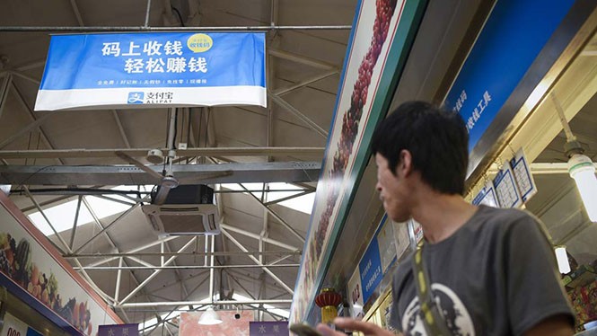 Người Trung Quốc đang ngày càng quan tâm hơn đến thanh toán di động. ẢNH: AFP