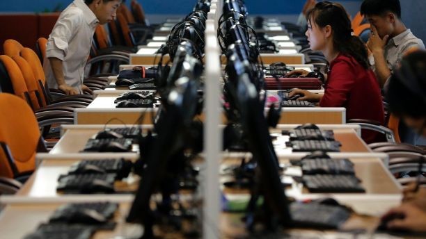 Người dân Triều Tiên đang sử dụng các máy tính đầu cuối tra cứu thông tin tại Tổ hợp Khoa học - Công nghệ tại thủ đô Bình Nhưỡng - Ảnh: AP