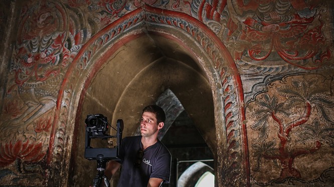 Một nhân viên của CyArk đang dữ liệu hóa các bức tranh tường tinh xảo ở tu viện Ananda okkyaung ở Bagan, Myanmar. Ảnh: Twitter.com