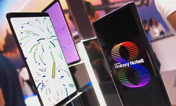 Galaxy Note 8 là một trong số các sản phẩm được bán trợ giá từ Viettel Store ẢNH: AFP