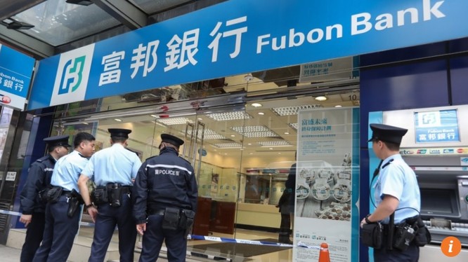 Cảnh sát Hong Kong điều tra vụ cướp ngân hàng Fubon tại Tsim Sha Tsui xảy ra vào tháng 12/2016. Việc ứng dụng công nghệ nhận diện qua giọng nói chắc sẽ giúp quá trình phá án nhanh hơn. Ảnh Nora Tam. 