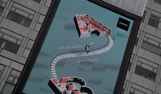 Một tấm biển quảng cáo điện tử của Uber ở London - Ảnh: REUTERS