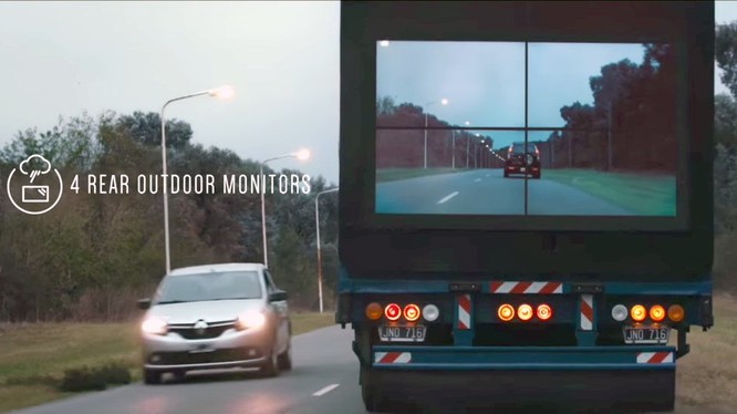 Sử dụng một máy ghi hình và các màn hình phát, những chiếc xe tải trở nên trong suốt giúp giảm thiểu tai nạn giao thông. Ảnh: Samsung.