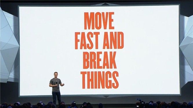 Mark Zuckerberg với slogan "di chuyển nhanh và quét thật sạch".