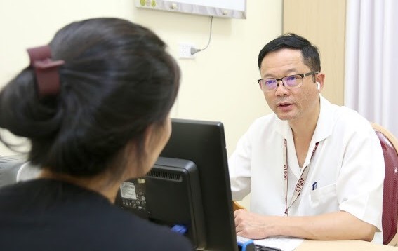 Bác sĩ của Bệnh viện Hữu nghị Việt Đức khám và tư vấn bệnh sỏi tiết niệu 
