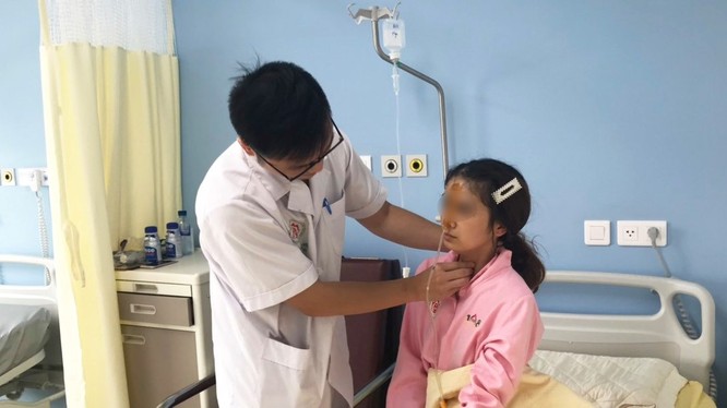 BS. Nguyễn Việt Hưng khám cho bệnh nhân sau khi lấy dị vật