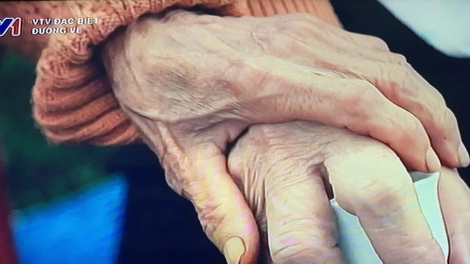 Hai người mẹ liệt sĩ nắm tay nhau, an ủi trong mất mát