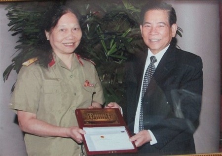 Chủ tịch nước Nguyễn Minh Triết tặng quà Thiếu tá Ngô Thị Oanh trong lần đến thăm Bệnh viện Trung ương Quân đội 108