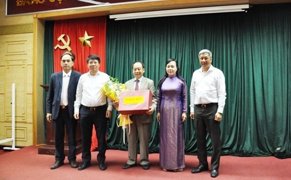 Bộ trưởng Bộ Y tế tặng hoa chúc mừng ông Trần Đắc Phu đã hoàn thành xuất sắc nhiệm vụ 
