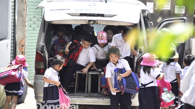 Xe 16 chỗ được cải tạo để đưa đón học sinh ở Biên Hòa (Ảnh: Thanh Hải)