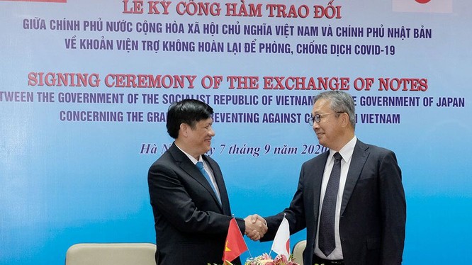 Quyền Bộ trưởng Bộ Y tế Nguyễn Thanh Long (trái) và ngài Yamada Takio - Đại sứ Đặc mệnh Toàn quyền Nhật Bản tại Việt Nam (Ảnh: Trần Minh)