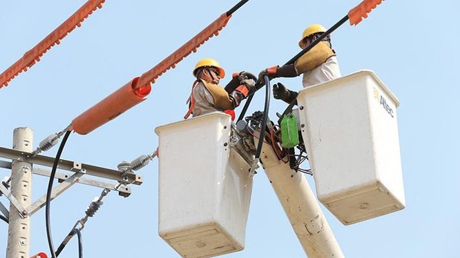 Công nhân ngành điện đang bảo dưỡng đường dây (ảnh LM)