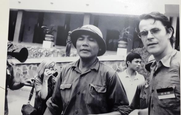 Trung tá Bùi Văn Tùng (bên trái) - chính ủy Lữ đoàn xe tăng 203 cùng nhà báo Borries Gallasch (Đức) tại sân dinh Độc Lập, Sài Gòn trưa 30-4-1975 - Ảnh tư liệu, chụp lại