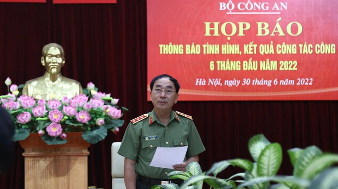 Thượng tướng Trần Quốc Tỏ - Thứ trưởng Bộ Công an chủ trì cuộc họp báo chiều 30/6 (Ảnh: Nguyễn Dương).