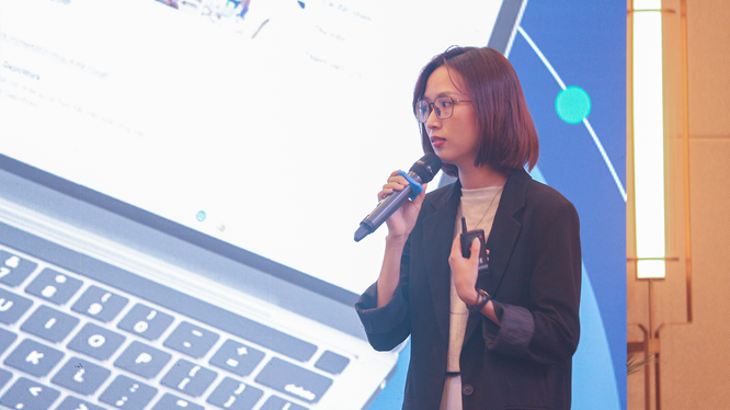 Bà Nguyễn Thị Lan Hương - Giám đốc Tăng trưởng GapoWork đang trình bày tham luận.