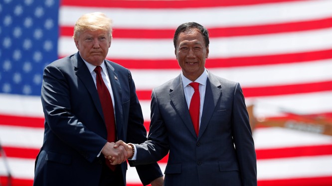Nhà sáng lập Foxconn Terry Gou và Tổng thống Mỹ Donald Trump. Ảnh: Nikkei Asian Review