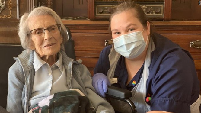 Bà Connie Titchen là bệnh nhân lớn tuổi nhất của nước Anh được xuất viện sau khi bị xác nhận dương tính với Covid-19. Ảnh: CNN