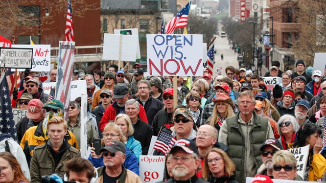 Nhiều người đã biểu tình chống lại lệnh cách ly xã hội do Covid-19 trước Tòa nhà Quốc hội ở Madison, Wisconsin vào ngày 24/4/2020. Ảnh: CNBC