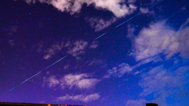 Các vệ tinh Starlink của SpaceX có thể được quan sát bằng mắt thường trên bầu trời đêm. Ảnh: The Guardian