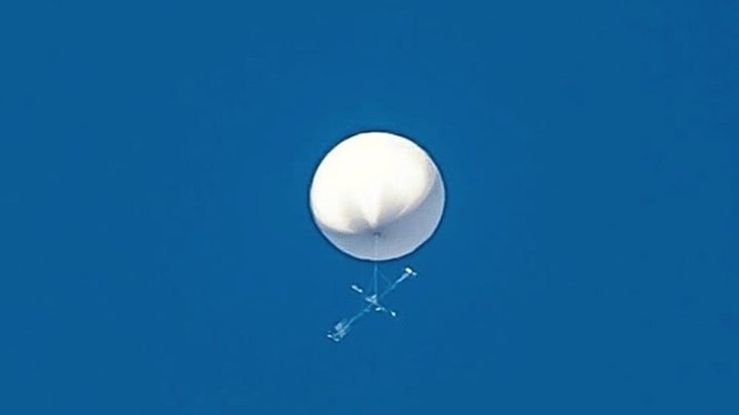 Vật thể lạ màu trắng giống khinh khí cầu xuất hiện ở Nhật Bản hôm 17/6.
