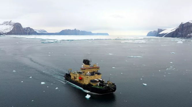 Tàu phá băng Oden của Thụy Điển đang tiến hành lập bản đồ tại các khu vực chưa được khám phá trước đây ở Bắc Greenland trong Cuộc thám hiểm Ryder 2019. Dữ liệu được đóng góp cho Dự án Seabed 2030. Ảnh: The Verge