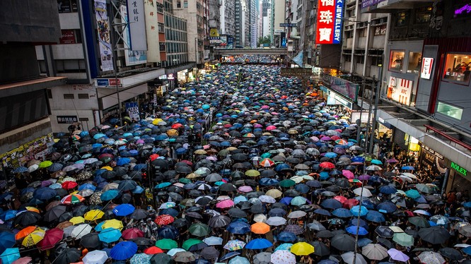 Người biểu tình che ô tại một con phố ở Hồng Kông. Ảnh: Vadity Fair