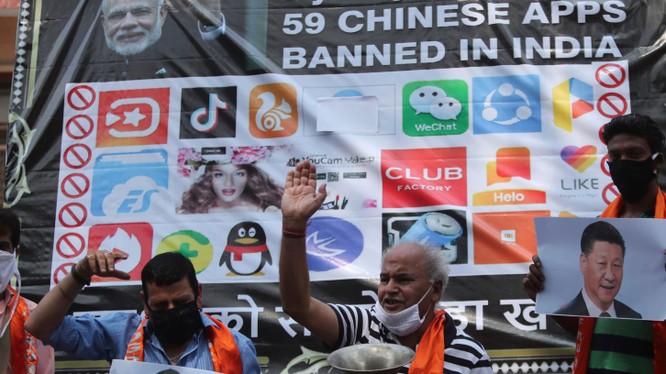 Người dân Ấn biểu tình chống Trung Quốc ở Jammu vào ngày 1 tháng 7. Lệnh cấm có thể sẽ dẫn đến sự trả đũa kinh tế và leo thang căng thẳng giữa hai bên. Ảnh: Nikkei Asian Review